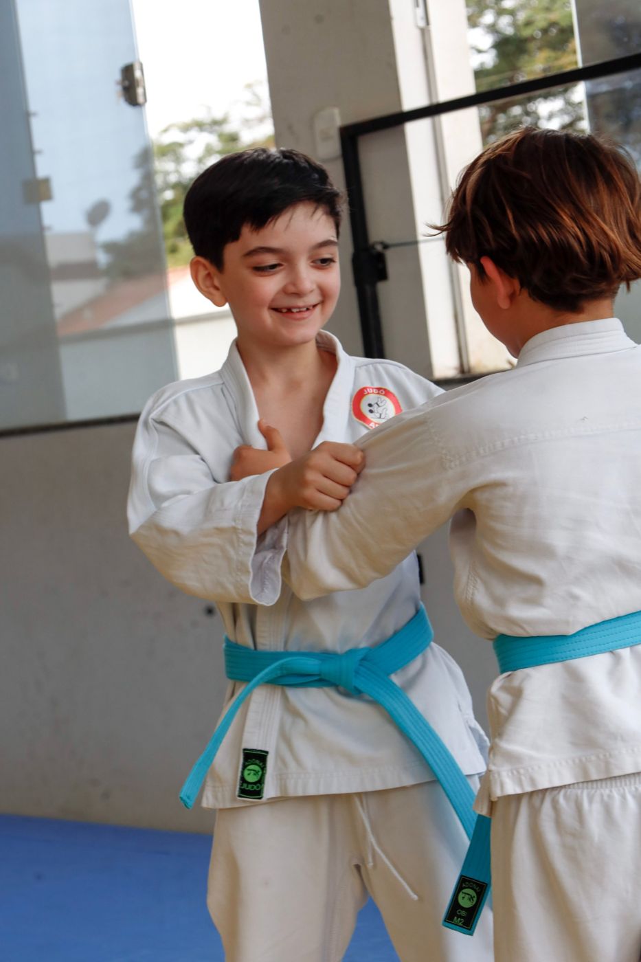 Judoca da AMCF sorrindo no treino