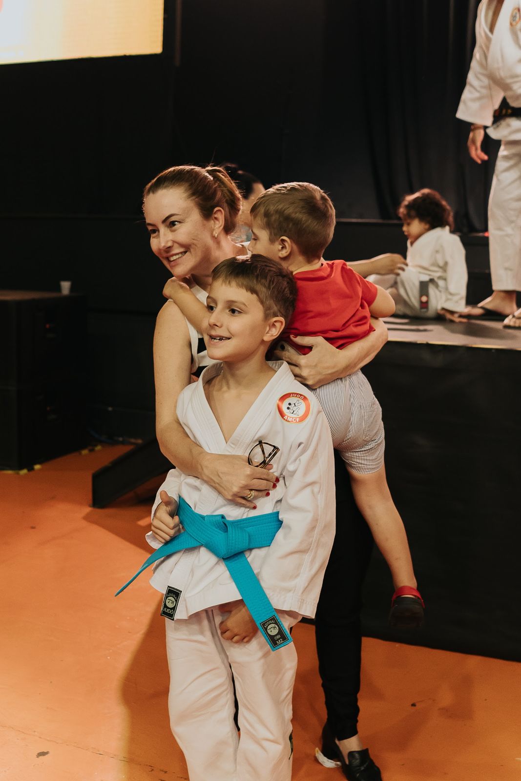 Família comemorando a nova faixa azul