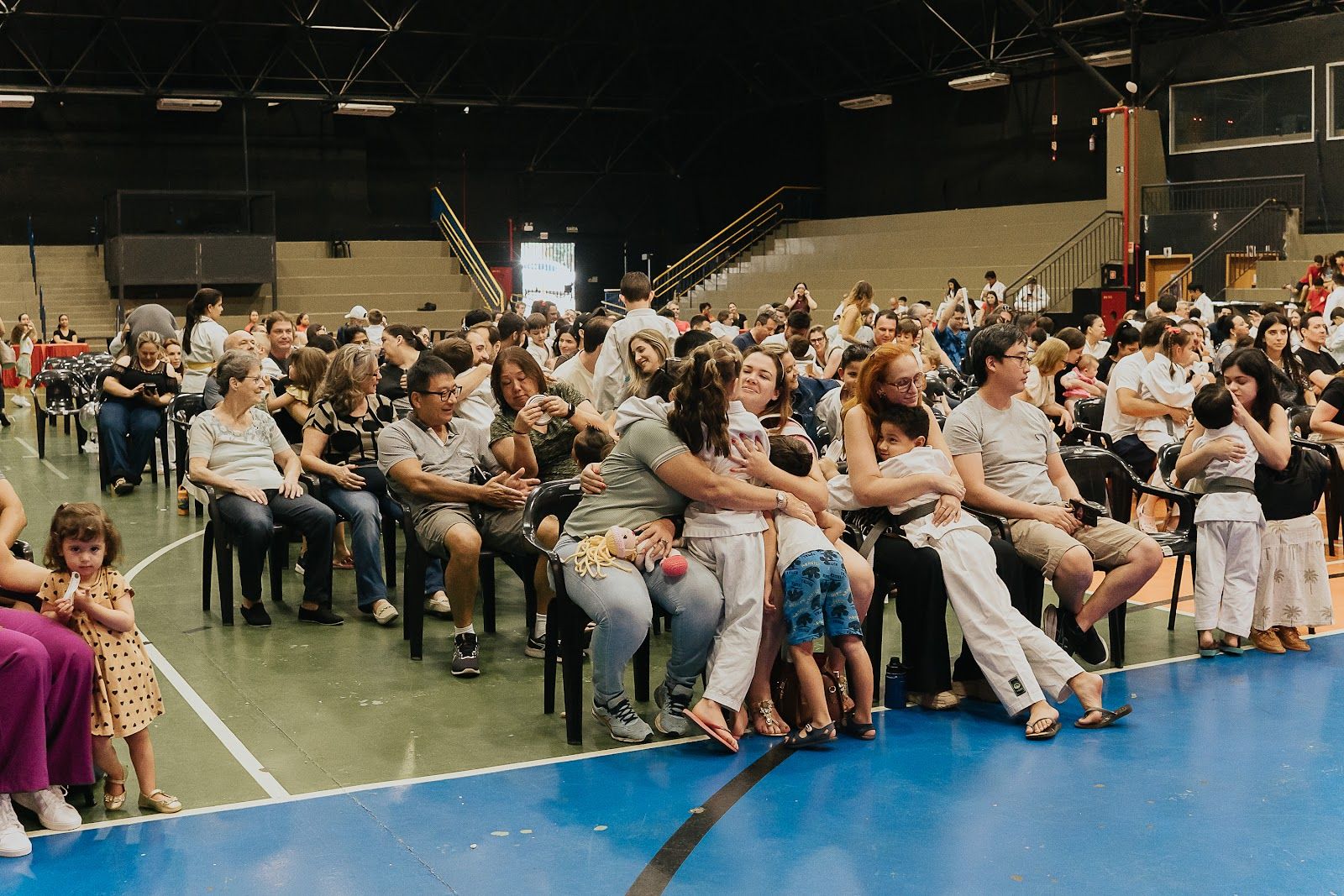 Famílias abraçando os novos graduados na Solenidade da AMCF