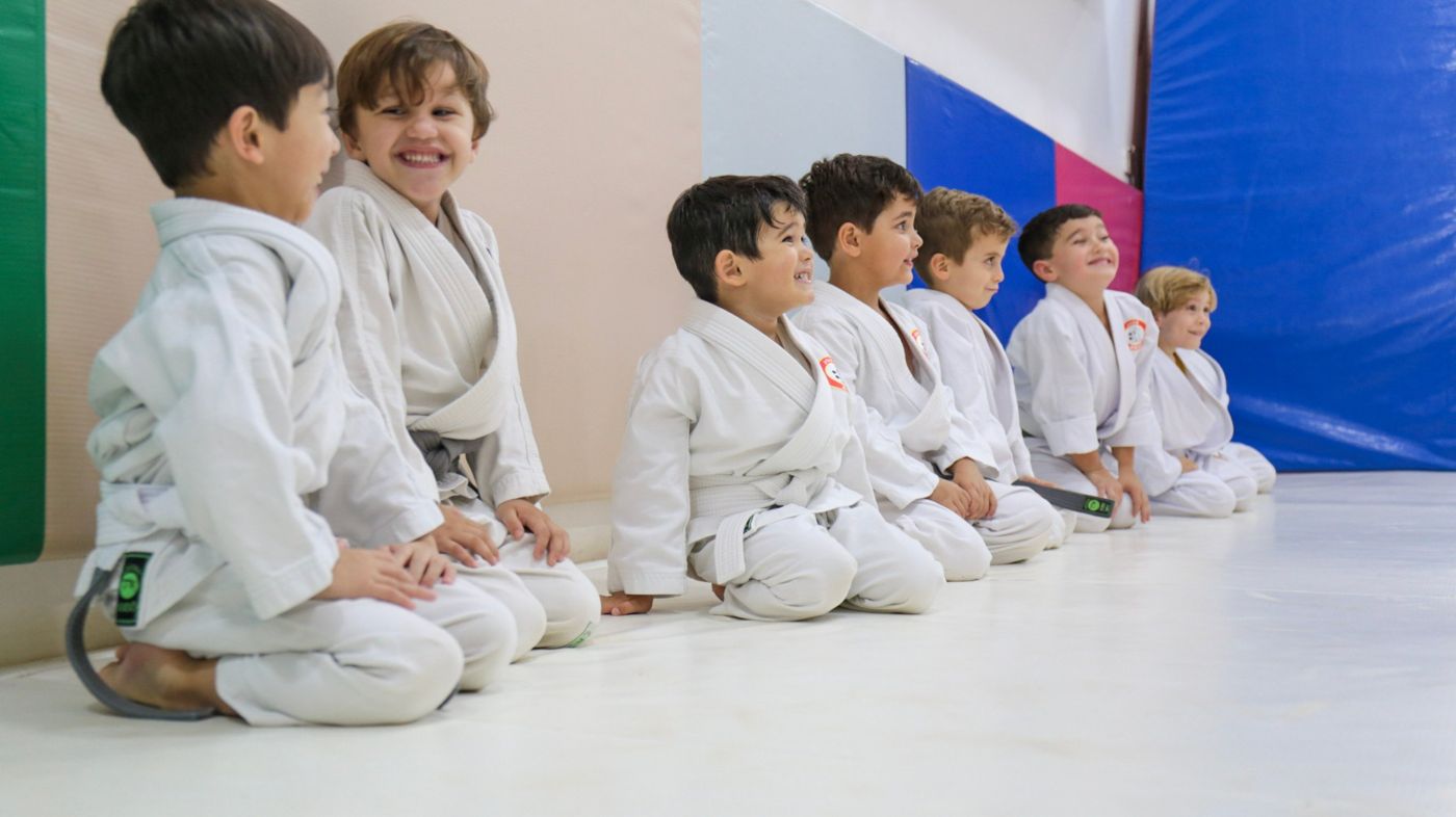 Crianças pequenas na sala de Judô Baby